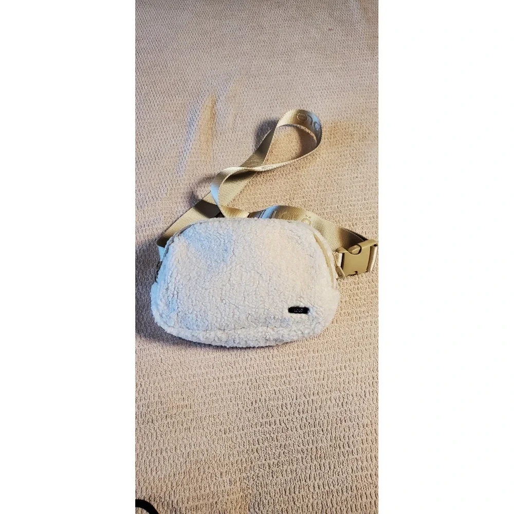 Lole Sherpa Fleece Belt Bag Cream Beige Adjustable Strap‎ Fanny Pack Crossbody